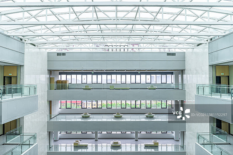 中国写字楼办公室室内环境拍摄主题，透明的玻璃天窗，白色的现代建筑体，运动的电动扶梯，室内无人图像摄影图片素材