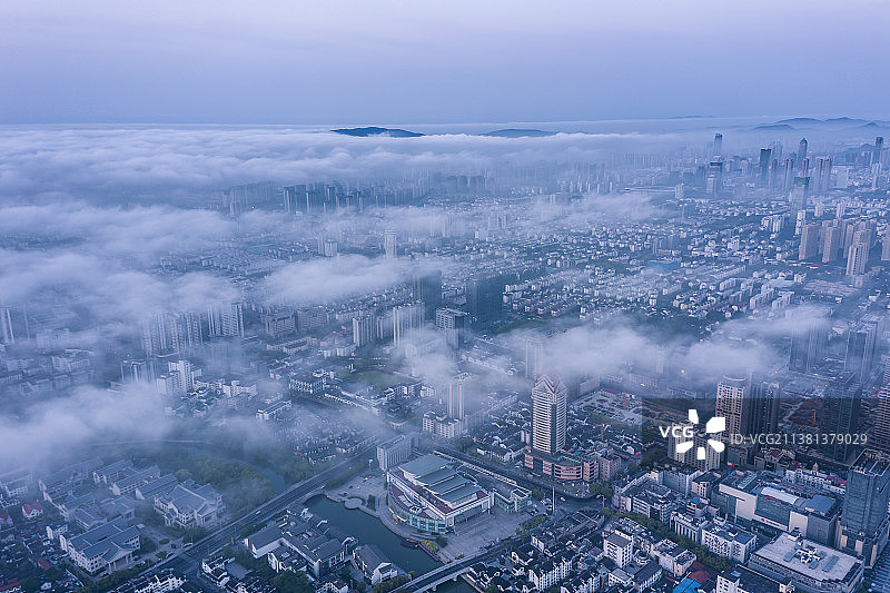 平流雾下的苏州城图片素材