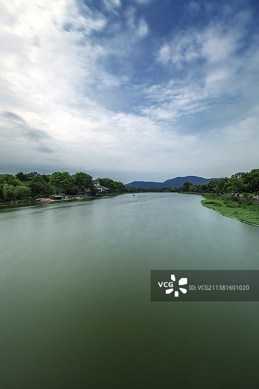 午后的月牙湖和紫金山+南京图片素材