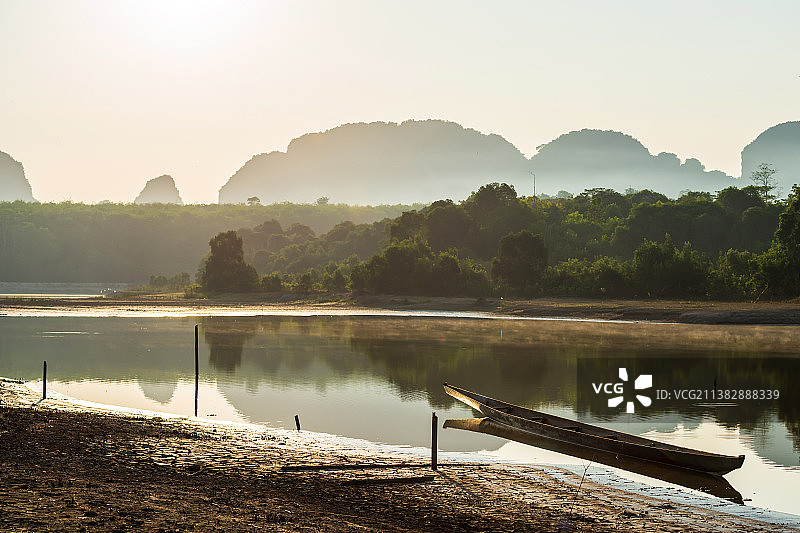 木船在日出的Nong thale沼泽湖，甲米，Nong thale，泰国图片素材