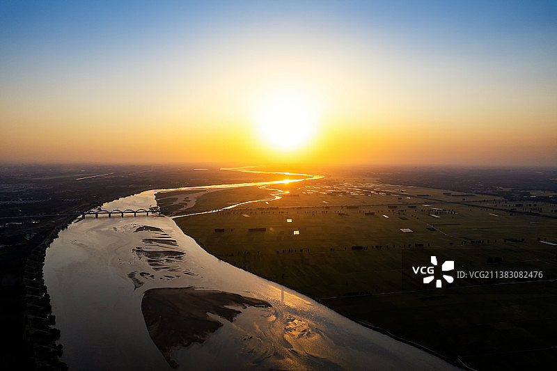 中国河南郑州美丽乡村黄河湿地夏季日落时分风光航拍全景图片素材