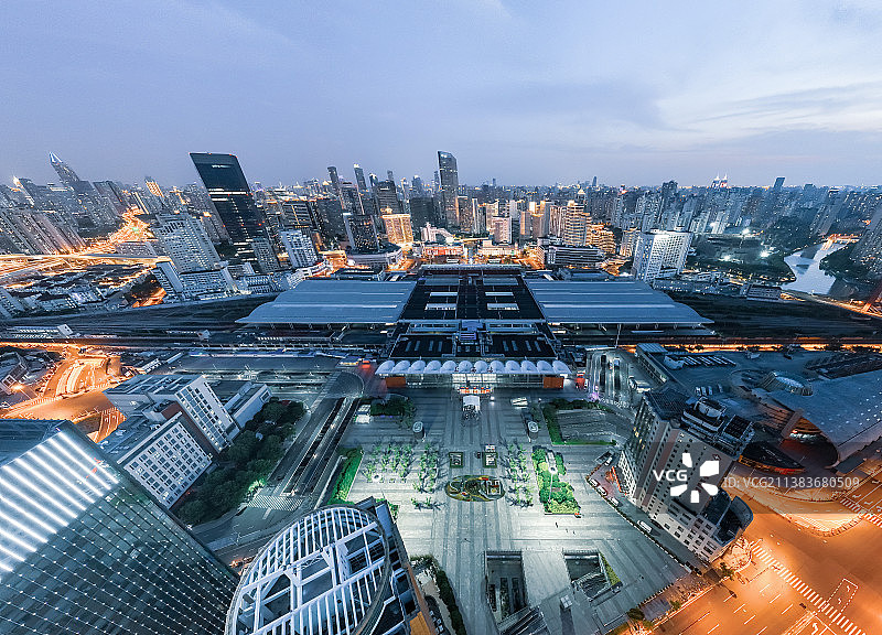 2022年上海火车站夜景图片素材