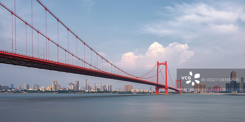 蓝天白云下的鹦鹉洲长江大桥图片素材