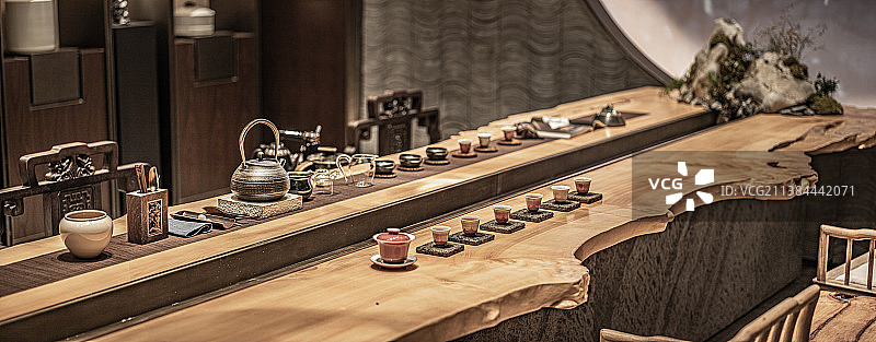 茶桌上的茶杯和装饰物图片素材