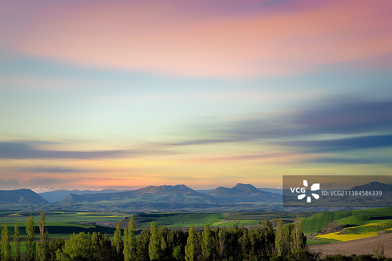 在西班牙的拉里奥哈，日落时天空衬托的风景图片素材