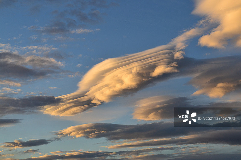 日落时天空中云层的低角度视图图片素材