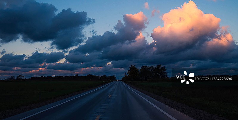 空旷的道路在田野对天空在日落，密歇根州，美国，美国图片素材
