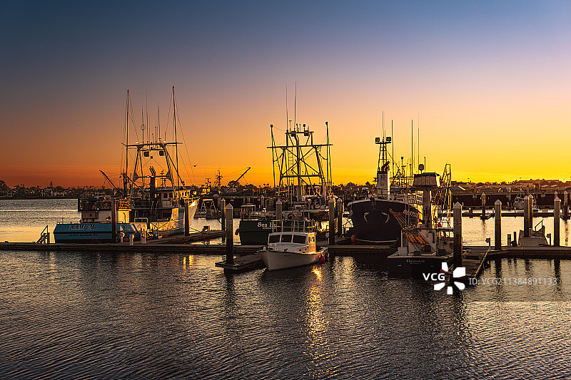 日落期间，金枪鱼港公园，美国，美国，停泊在港口的帆船的剪影图片素材