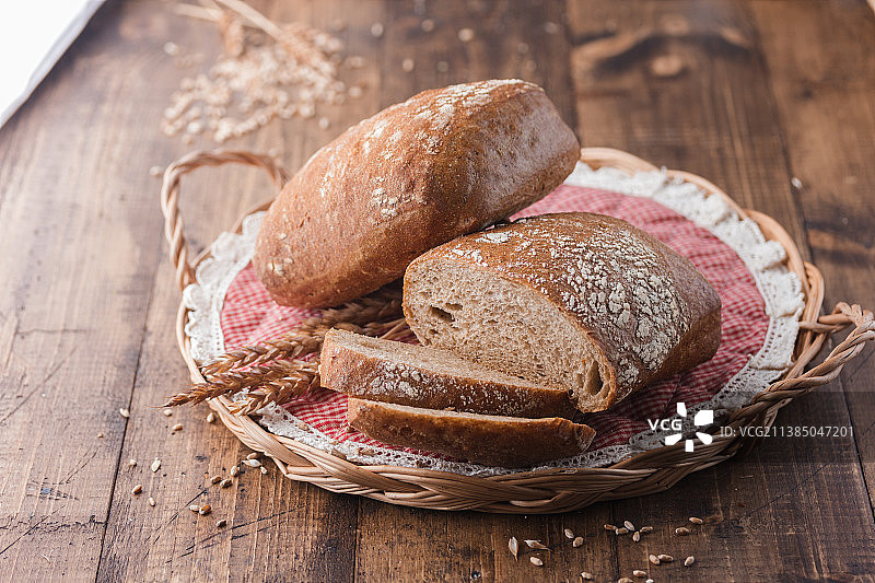 面包和小麦放在木桌上图片素材