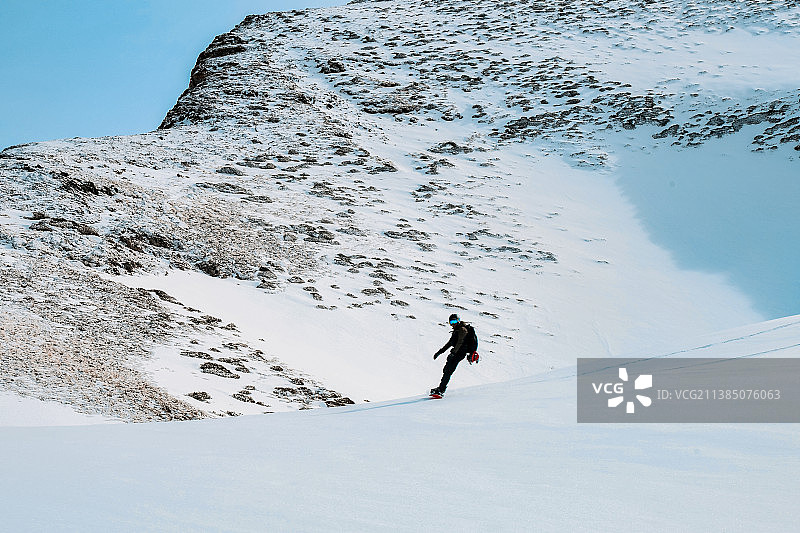 一个人在雪山上滑雪图片素材