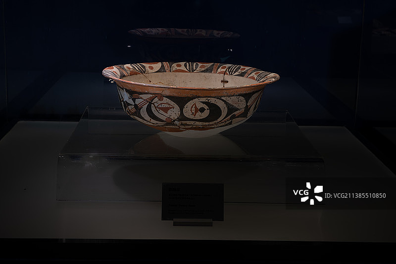 仰韶文化文物，彩陶盆图片素材