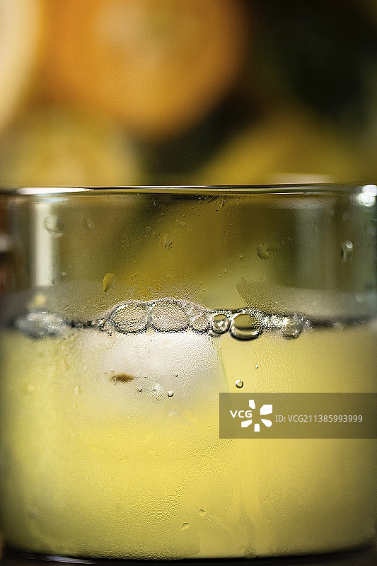 夏日冰凉饮料静物：金桔、青柠和柠檬碳酸冰块饮料特写图片素材