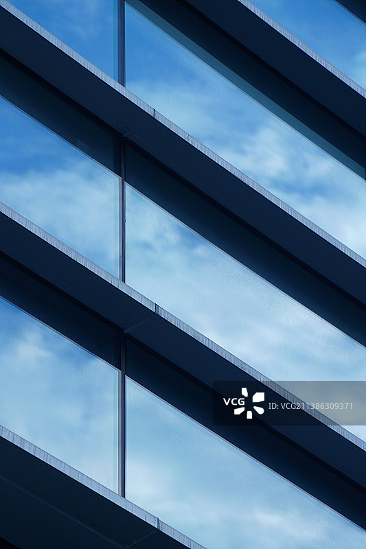 公司企业写字楼玻璃外墙蓝天白云倒影图片素材
