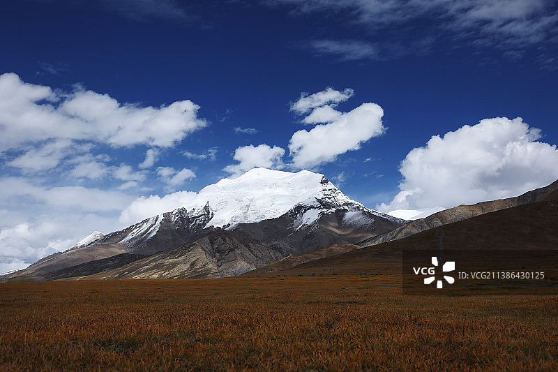 西藏日喀则雪山草地风光图片素材