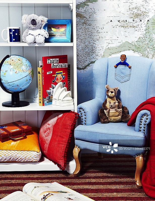孩子的房间装饰有扶手椅、书架和澳大利亚主题的装饰品图片素材