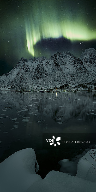 挪威罗浮敦，夜间北极光映照下的湖景图片素材