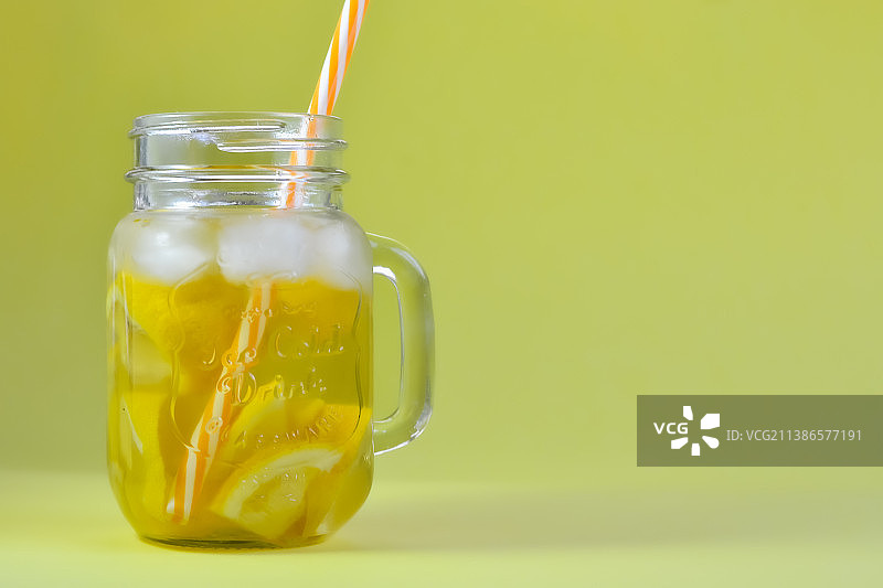 盛满冰和柠檬的冰茶，产于塞尔维亚图片素材