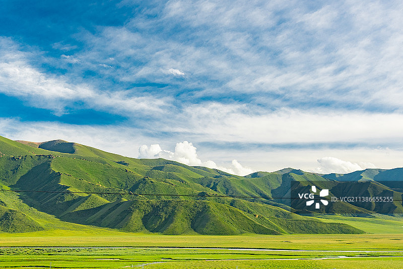 晴朗的天气，新疆巴音郭楞蒙古自治州独库公路巴音布鲁克草原。图片素材