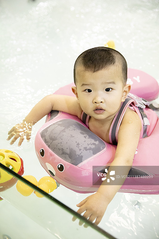 学游泳的小男孩图片素材