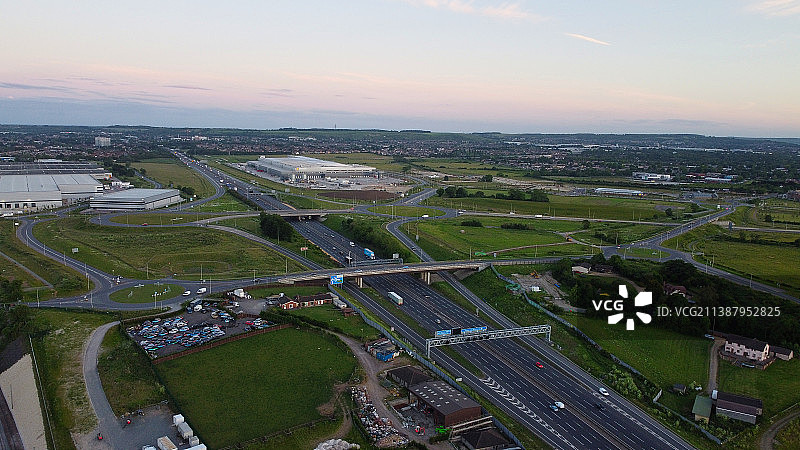 俯瞰英国高速公路和火车轨道的空中日落，查尔顿民事教区，英国，英国图片素材
