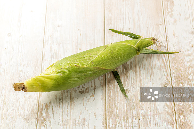 粮食作物玉米特写木桌面背景图片素材