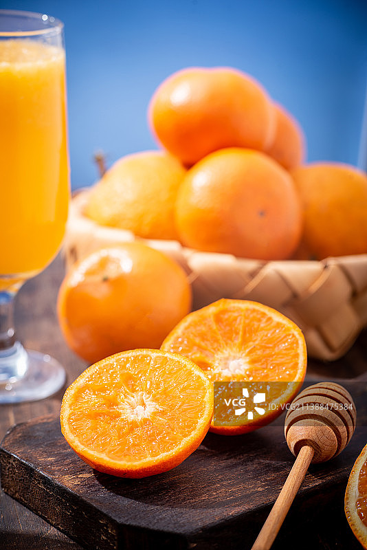 复古木纹桌子上的一杯鲜榨橙汁图片素材