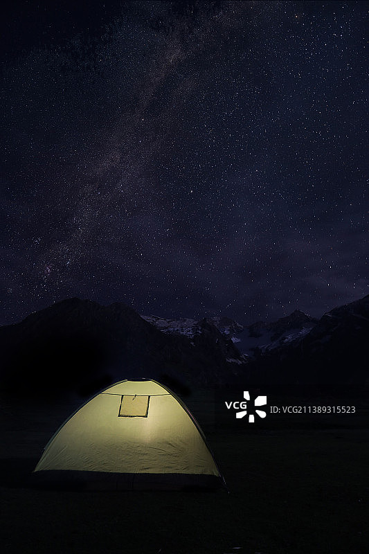 在晚上，库姆拉特山谷，巴基斯坦，被照亮的帐篷对天空的风景图片素材