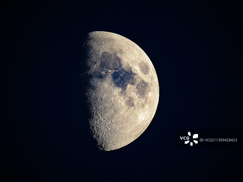 低角度的月亮对晴朗的天空在晚上图片素材
