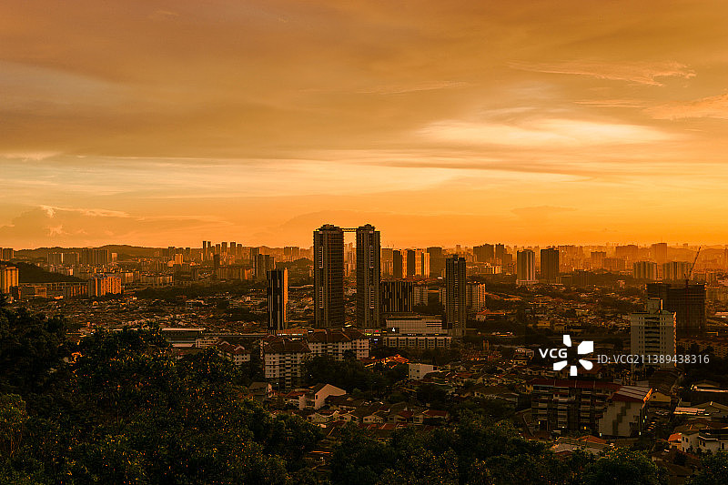 在马来西亚，Ketumbar山，日落时对天空的建筑物的高角度视图图片素材