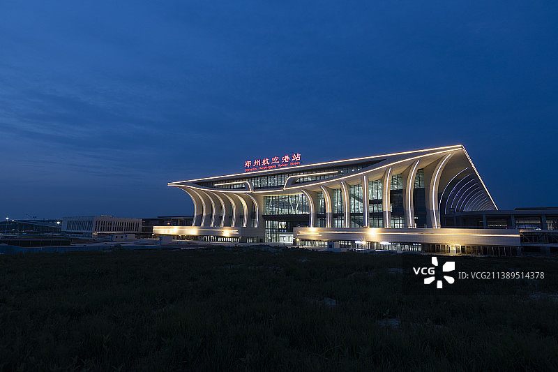 河南省郑州高铁站郑州航空港站（原郑州南站）夏天夜景户外风光图片素材