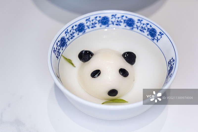 一碗中国四川熊猫汤圆图片素材