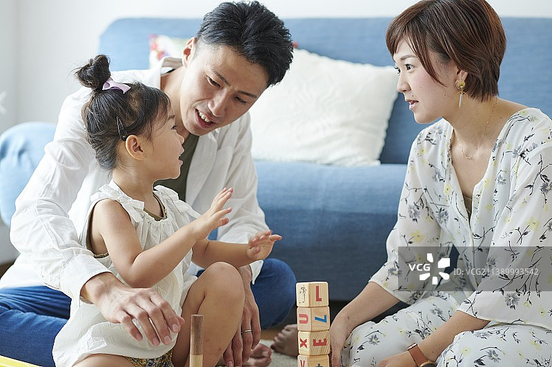日本家庭在家里图片素材