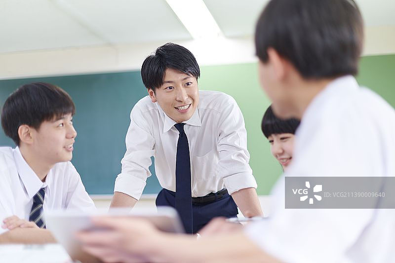 日本学校的学生在教室里图片素材