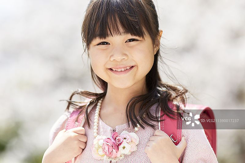 日本一名微笑的小学女生图片素材