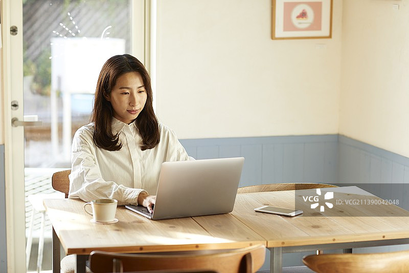 年轻的日本女人在咖啡馆图片素材