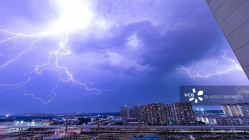 河南郑州西四环雷电暴雨极端天气闪电照亮天空图片素材