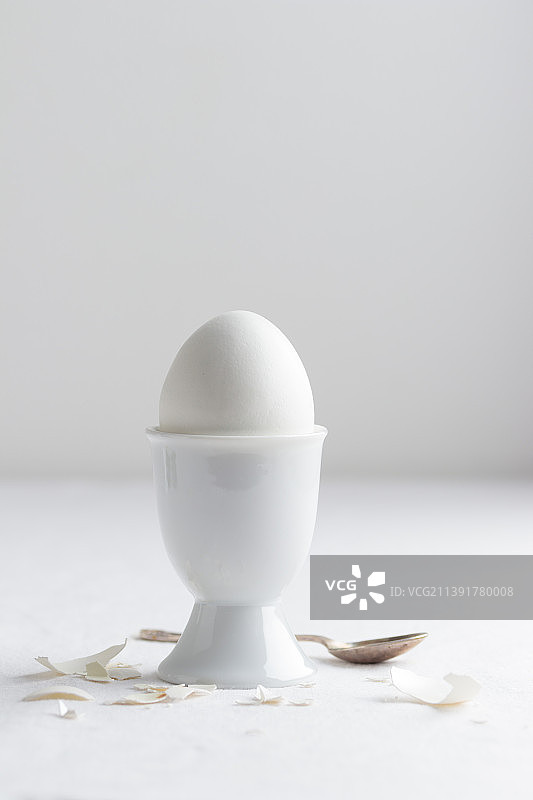 桌子上的鸡蛋在白色背景下的特写图片素材