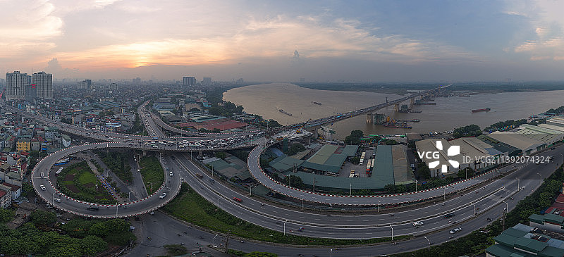 高角度的城市街道和建筑物对天空的看法，河内，越南图片素材