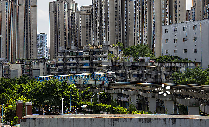 重庆地铁轻轨2号线列车进站图片素材