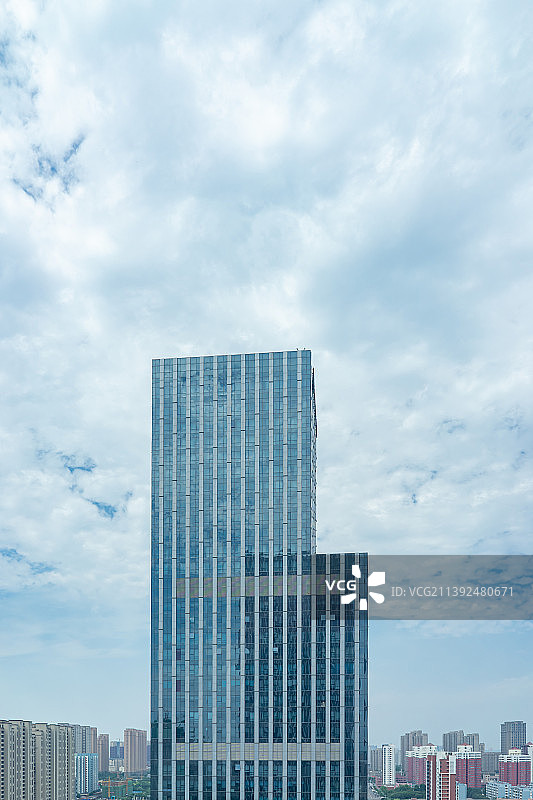 中国城市建筑拍摄主题，低视角仰拍蓝色的天空和摩天大楼居住区住宅楼房，户外无人图像摄影图片素材