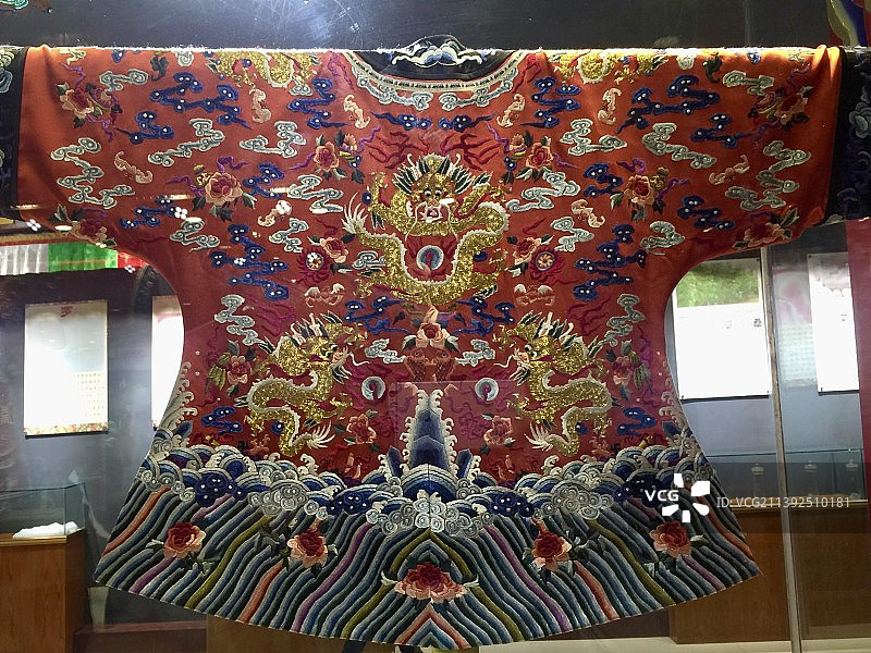 展览馆里的蟒袍图片素材