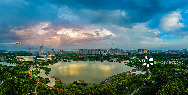 辽宁省阜新市玉龙湖雨后彩虹与雷暴云图片素材