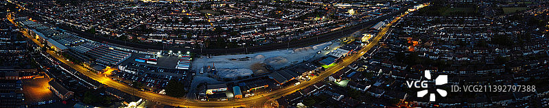 高角度鸟瞰卢顿镇英国英国在晚上，卢顿，英国，英国图片素材