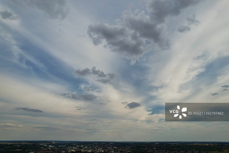 在夕阳下卢顿镇的云的鸟瞰，英国卢顿，英国，英国图片素材