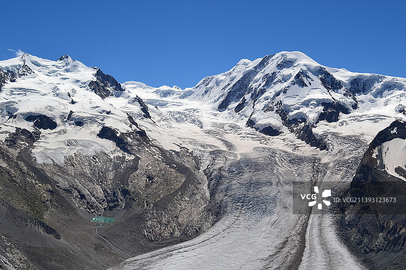 风景雪山映衬着清澈的蓝天，马特洪峰冰川，采尔马特，瑞士图片素材