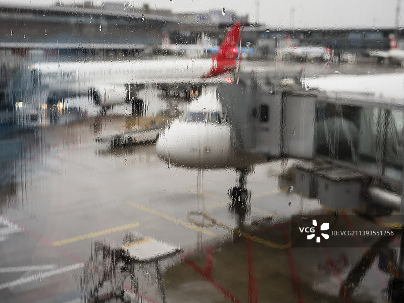 客机在雨中在地面等待图片素材