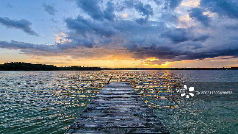 波兰马苏里安湖区，日落时天空映衬的湖景图片素材