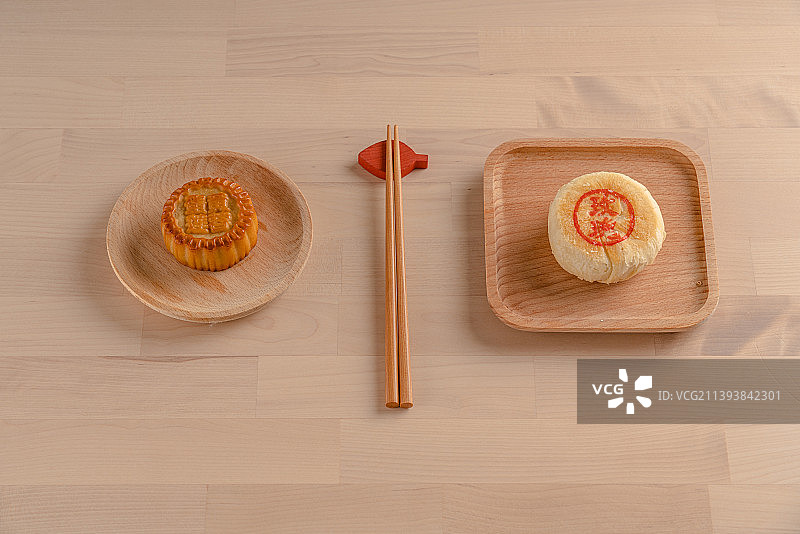 方圆竹木盘中的广式月饼苏式月饼静物图片素材