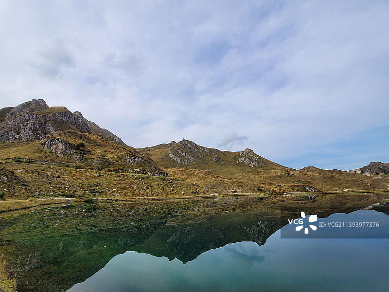 奥地利的湖泊和山脉映衬着天空的风景图片素材