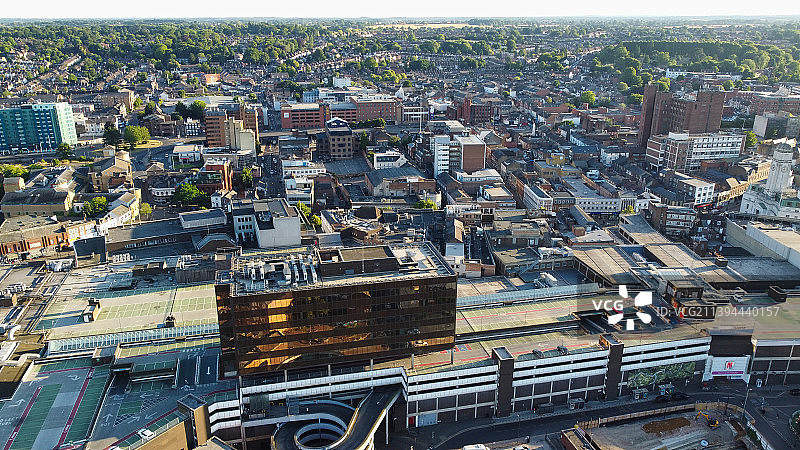 空中高角度无人机拍摄英国中部卢顿镇和火车站，英国卢顿，英国，英国的视图图片素材